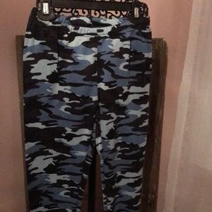 Super soft, fuzzy lined camo leggings size plus